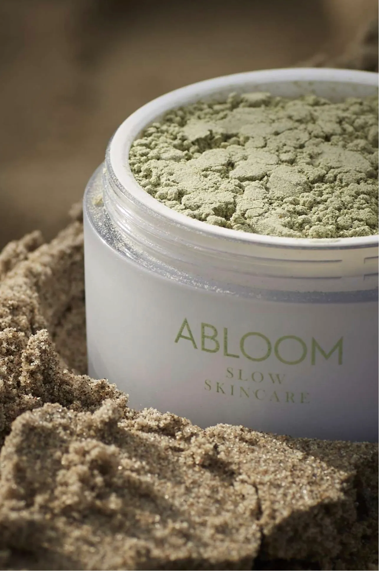 ABLOOM poedermasker in het zand bij Puur in Harmonie