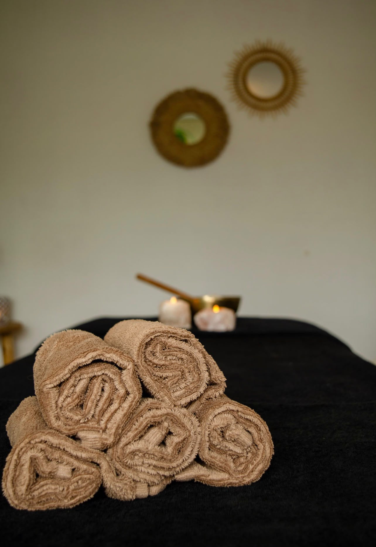 Oprollen handdoeken op de massagetafel bij Puur in Harmonie